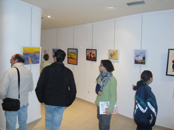 Visitantes de la exposición antes de la inauguración.